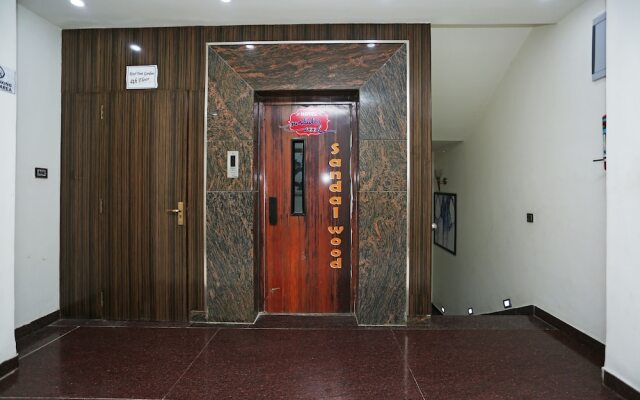 OYO 8183 Hotel Sandal Wood