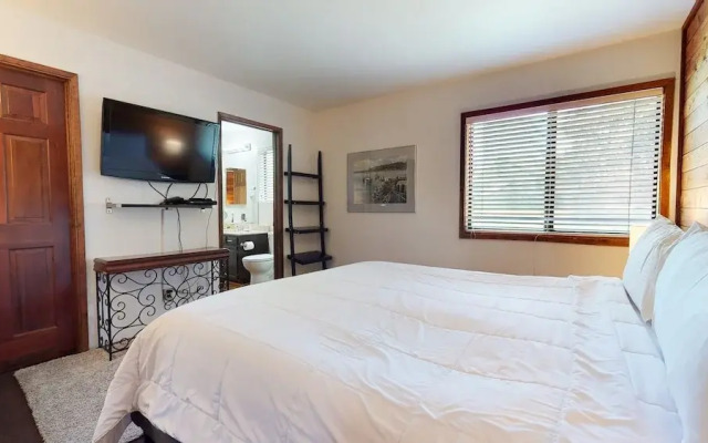 Snowflower 20 Pet-Friendly, Spacious Corner Unit With Great Complex Amenities by RedAwning