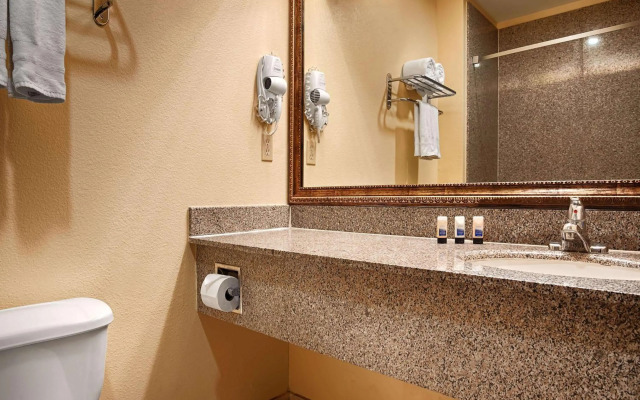 Days Inn & Suites by Wyndham Sam Houston Tollway