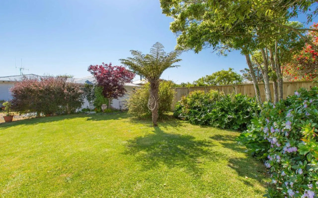 Lorenzen Bay Bungalow - Raglan Holiday Home