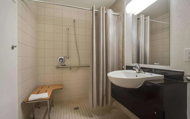 Motel 6 – Lakewood, CO