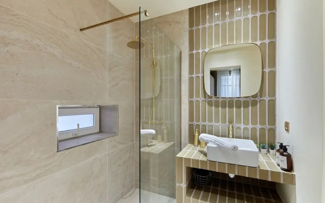 Incredible AC Apartment 3 Bedrooms Center of Paris