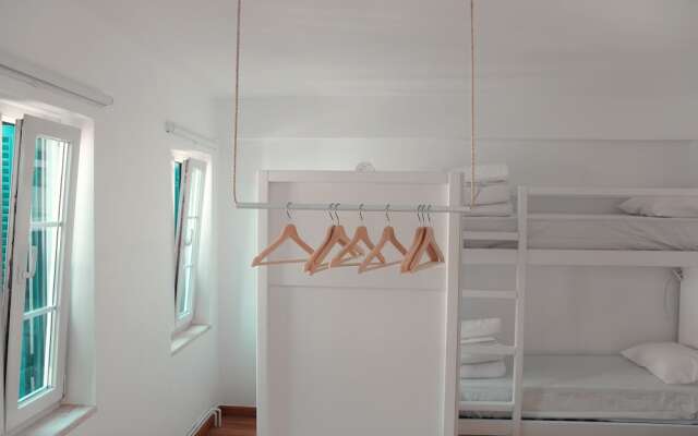 123 Embaixador Hostel