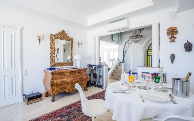 Art Deco Apartment terrace by Weekome