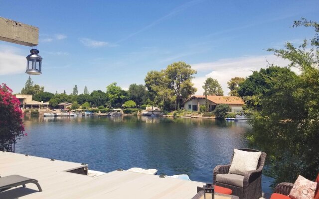 Lakefront Tempe House w/ Sun Deck, Hot Tub & Boats