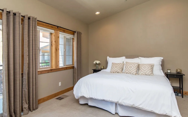 Truckee Townhouse Walk Everywhere by RedAwning