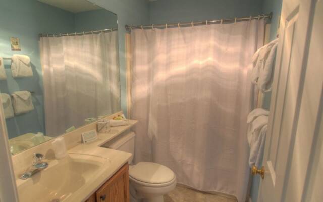 Slopeside Pico Condo by RedAwning