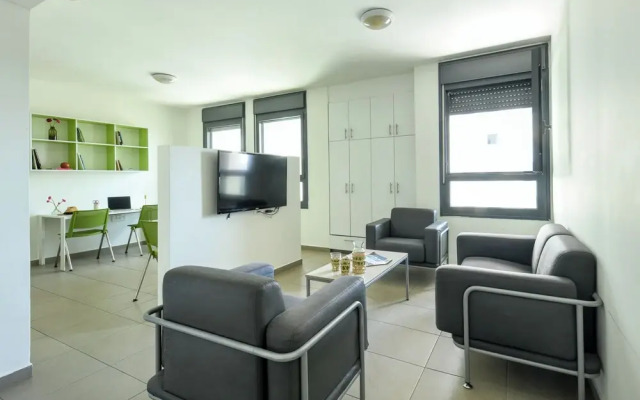 1 BR Apt w living room & learning area