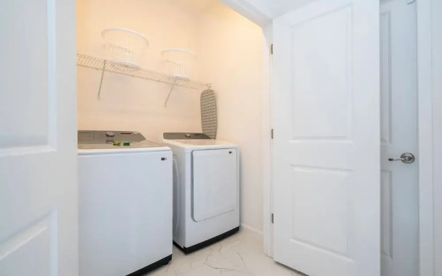 Stunning 15 Suites Close to Disney