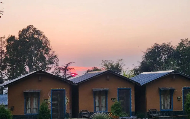 Monkey Mud Hostel And Camps