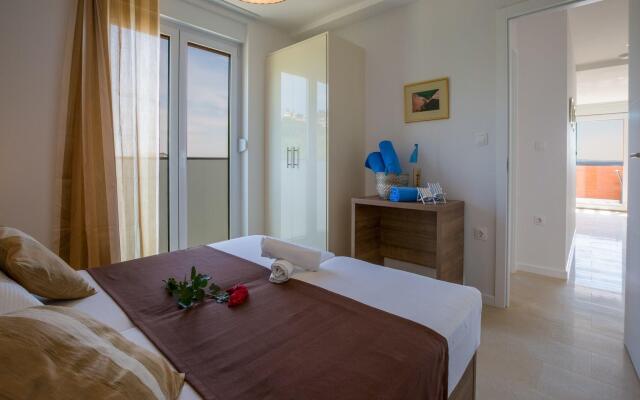 Wonderful villa apartment with swimming  pool and sea view !