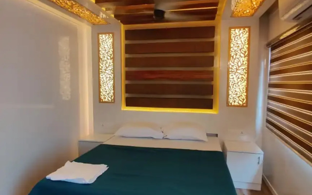 Cosy Houseboat