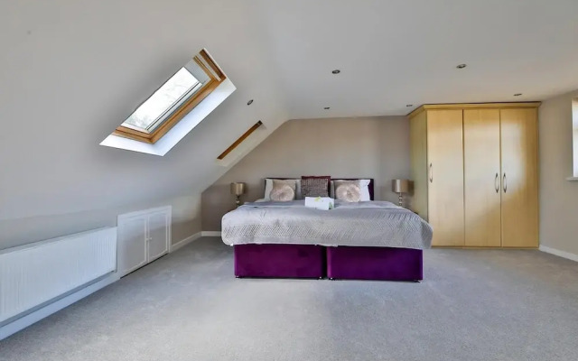 Spacious 3 Bed Home With Pool Table