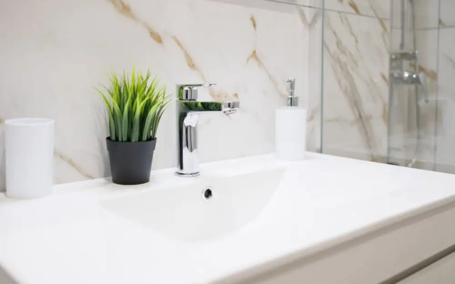 Chic & Renovated Flat Steps from Metro