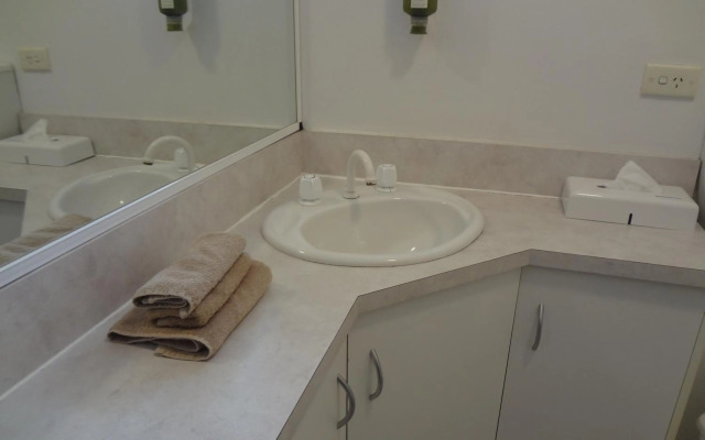 Adina Place Motel Apartments