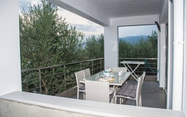 Nina's Villa, Cosy Seaview Retreat