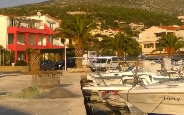 Apartment Mare - 30 m from pebble beach: A3 Seget Vranjica, Riviera Trogir