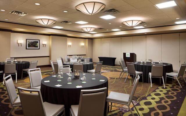 Holiday Inn Clark - Newark Area by IHG