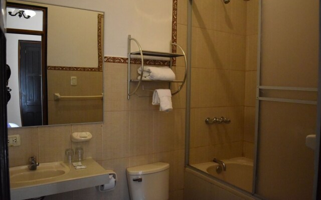 Colonial Plaza Hotel