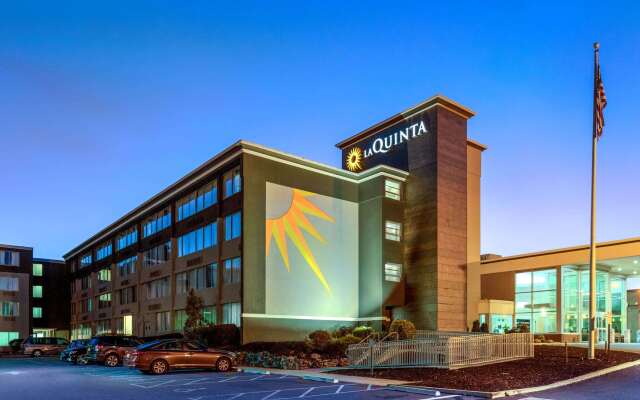 La Quinta Inn & Suites by Wyndham Clifton/Rutherford