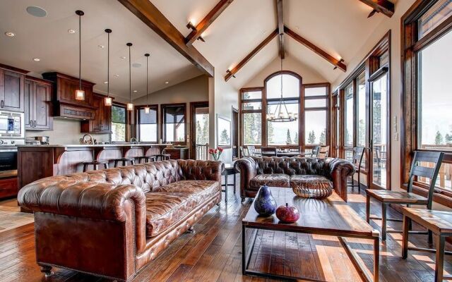 Cawha Outlook Chalet by RedAwning