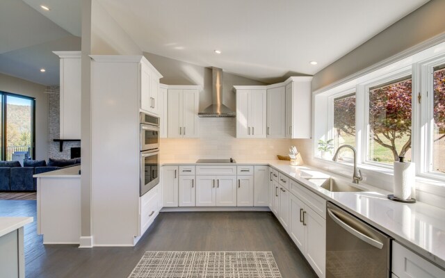 Lafollette Home: Community Pool & Mountain Views!