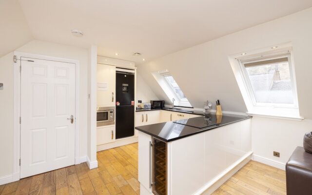 JOIVY Inviting Flat Near Edinburgh Castle W/ Parking