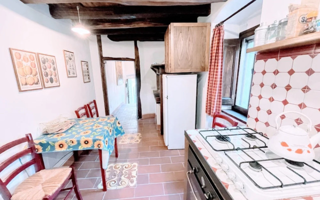 Vicolo - Sleeps 5 With air Con, Wifi, Balcony for Dining and Pool