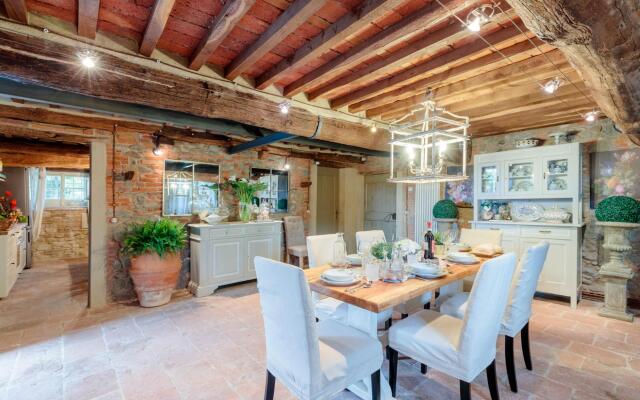 Villa Hugo in Lucca With 5 Bedrooms and 6 Bathrooms