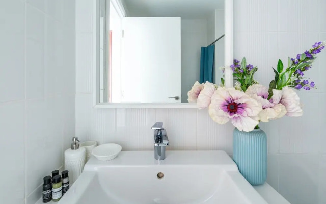 Rustic And Vibrant Studio Apartment In Downtown Dubai