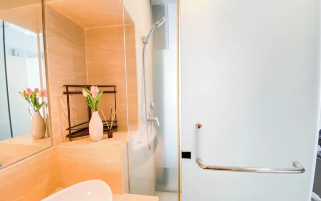 Minimalist and Cozy Studio at Apartment Art Deco