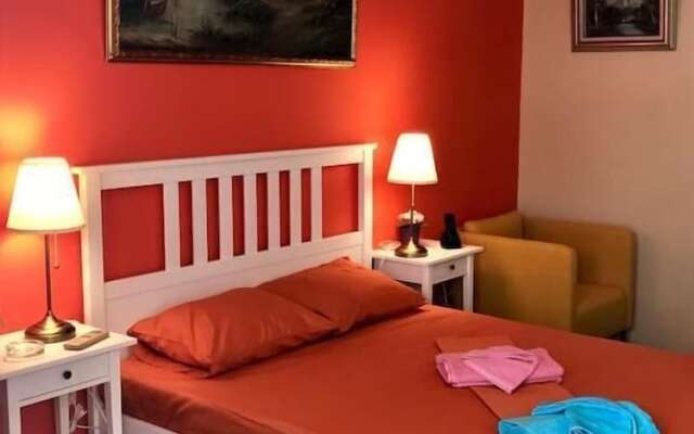 Central Stylish 1 Double Bed Flat