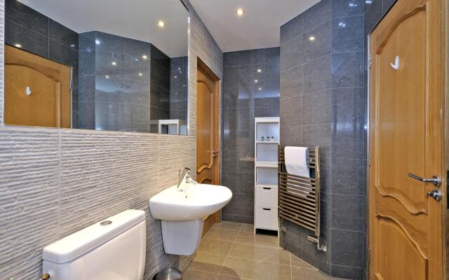 Enchanting Home With Furnished Balcony in Cults, Scotland