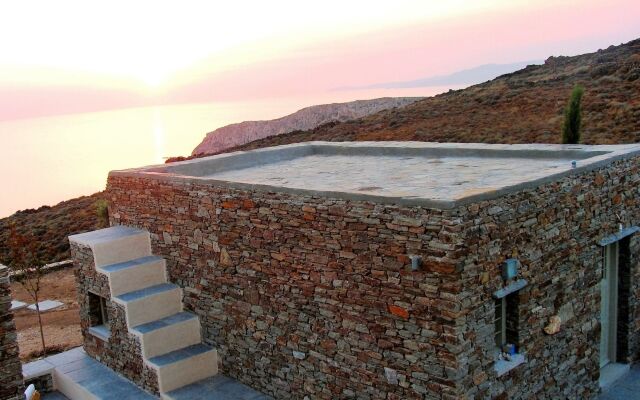 Luxurious 3-bedroom Villa and Guest House Overlooking the Aegean Sunse