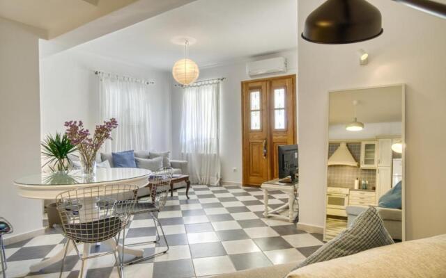 Stylish, Cozy 2-BDR Flat in Andros Town