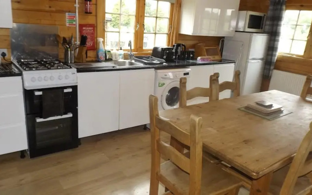 Spacious 3 Bedroom Cabin at Avonvale Holiday Lodge