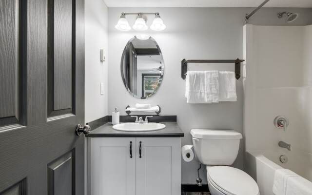 SPACIOUS 2-Br 2-Ba | Ski In/Out | Pool & Hot Tubs | in Heart of PANORAMA RESORT