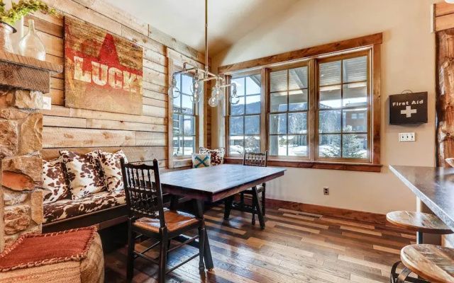 2 Blocks To Grand Lake: Updated Western Cabin! - фото 5