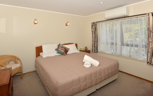 Morepork Riverside Lodge – Guest Rooms – Haruru