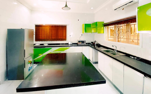 Royal Court Lounge & Boutique Hotel