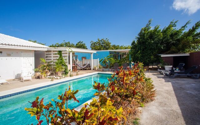 Tropical Breeze Apartments