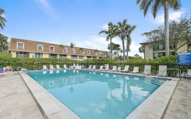 Gulf Shore Blvd 218, Naples Vacation Rentals 2 Bedroom Condo by Redawning
