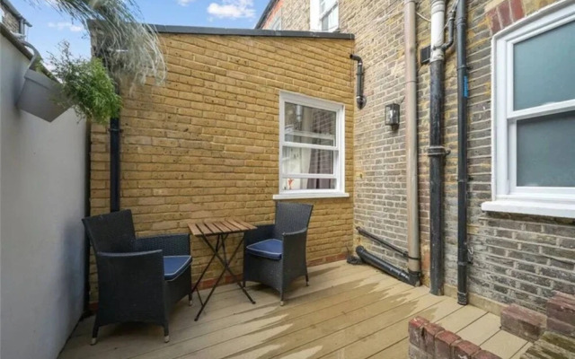 Stylish and Spacious 3 Bedroom Garden Flat in Fulham
