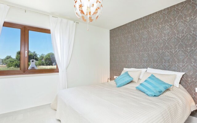 Seaside Villa With Swimming Pool in Funtana