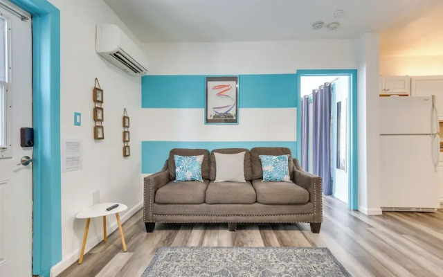 Hollywood Beach Bungalow Near Golf: Pets Welcome!