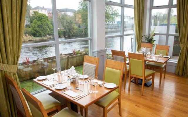 Riverside Hotel