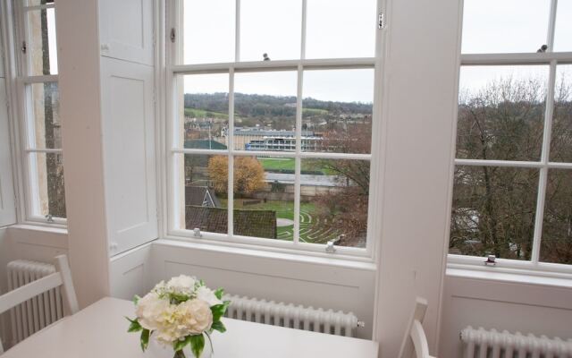 Bright 1 Bedroom Apartment With Views in Bath