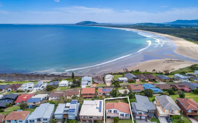 KITESURFER Gerroa 4pm checkout on Sundays