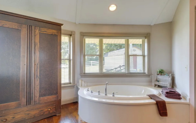 Millersburg Getaway w/ Amish Country Views!