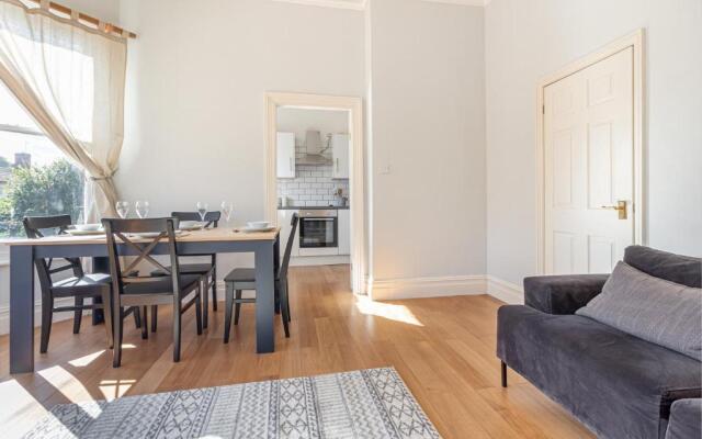 Modern 2 Bedroom Apartment with Free Parking!